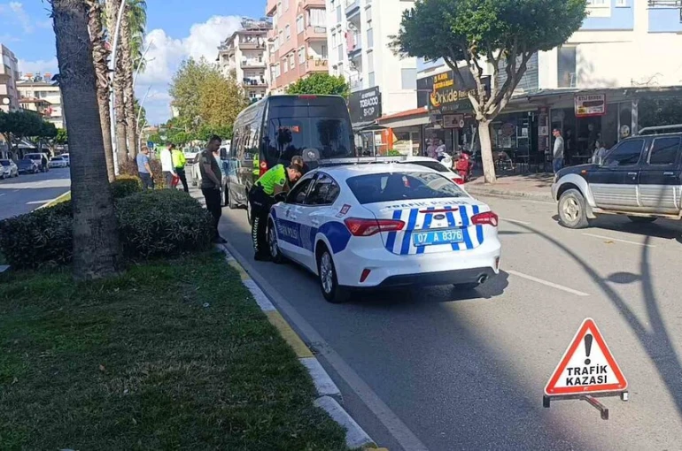Manavgat’ta 3 aracın karıştığı zincirleme kazada 1 kişi yaralandı 