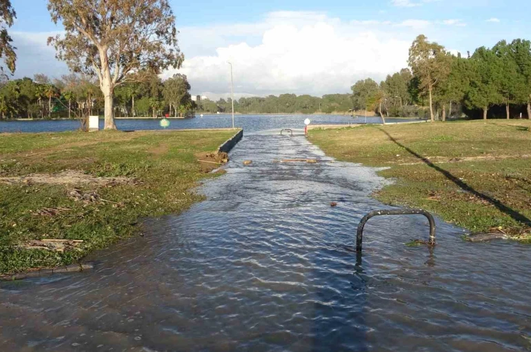 Manavgat’ta dev dalgalar Titreyengöl’ü denizle birleştirdi