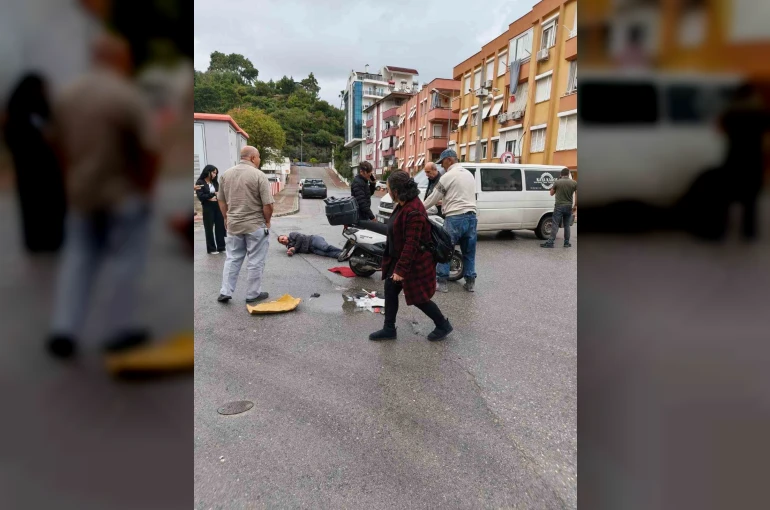 Manavgat’ta kamyonetle çarpışan motosikletin sürücüsü yaralandı 