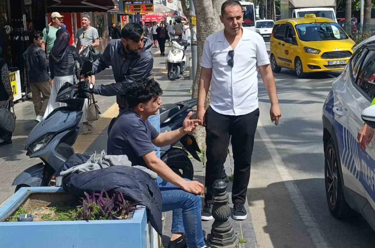 Manavgat’ta korkutan kazada sürücü kask sayesinde hayatta kaldı