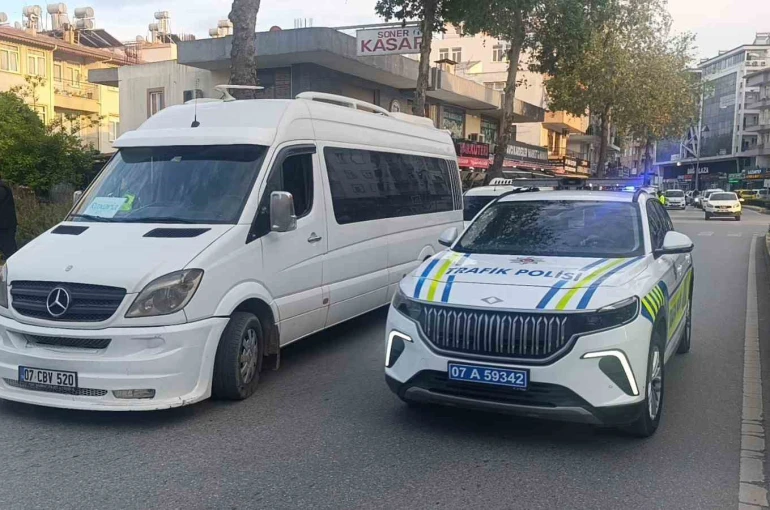 Manavgat’ta motosiklet ile minibüs çarpıştı: 1 yaralı