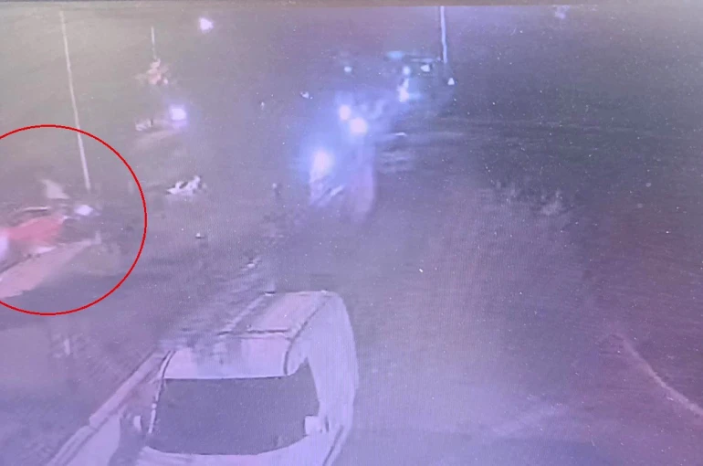 Manavgat’ta önce kamyona ardından site duvarına çarptı: 1’i çocuk 4 yaralı