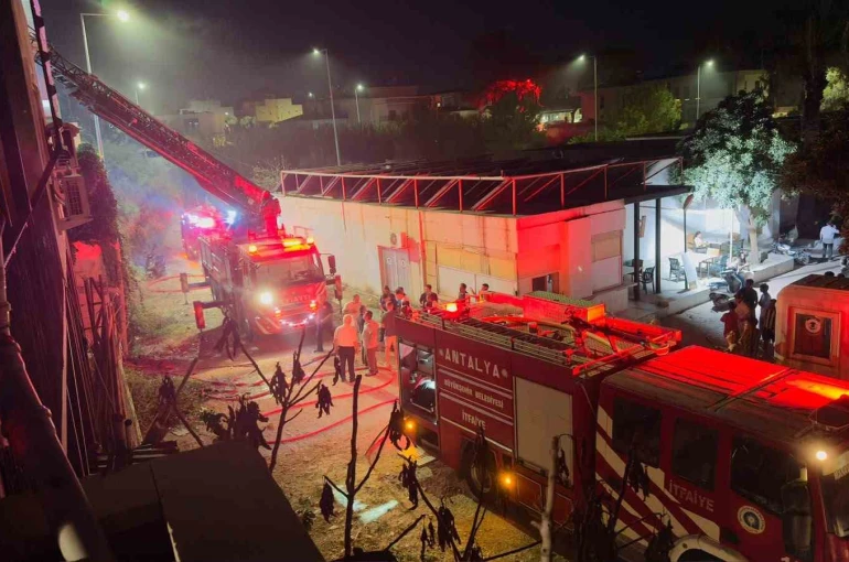 Manavgat’ta otelin personel lojmanında çıkan yangın büyümeden söndürüldü 