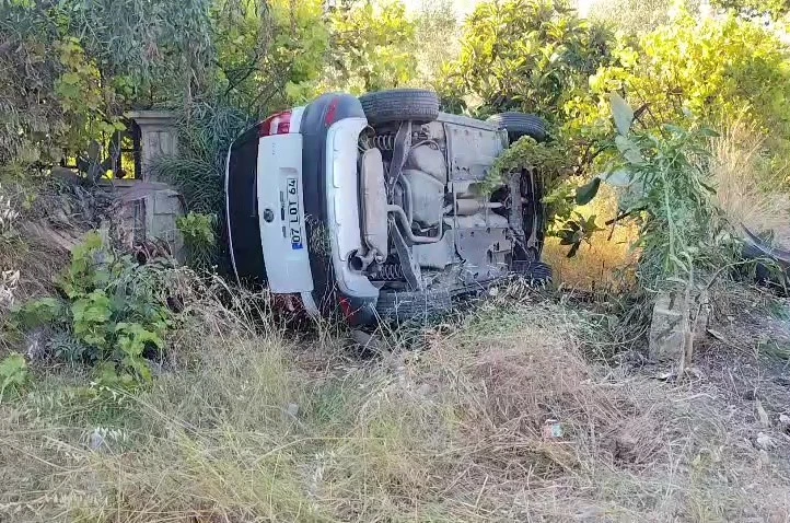 Manavgat’ta otomobil bahçeye uçtu