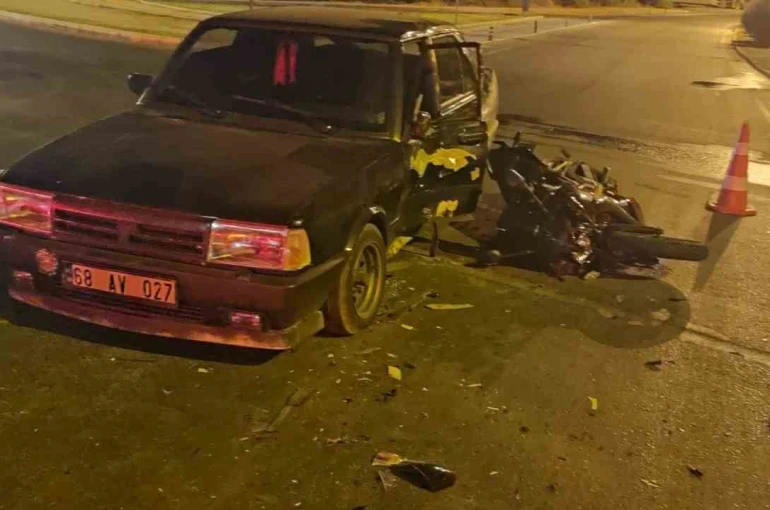 Manavgat’ta otomobil ile çarpışan motosikletteki 2 kişi yaralandı 