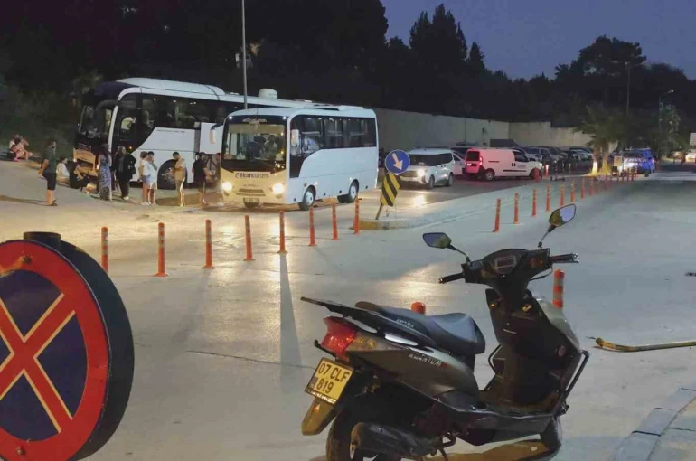 Manavgat’ta rafting yapmaya giden 52 yerli turist gıda zehirlenmesi şüphesiyle hastaneye başvurdu 