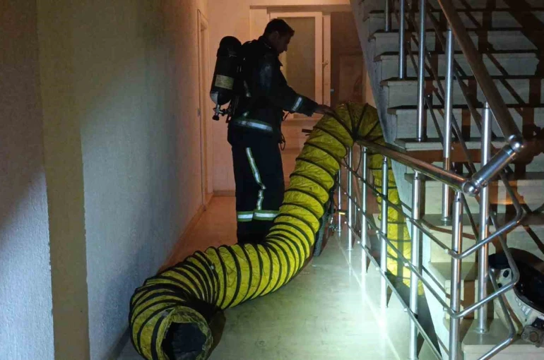 Manavgat’ta site içerisinde çıkan depo yangını korkuttu 