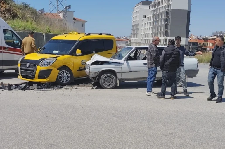 Manavgat’ta taksi ile otomobil çarpıştı: 2 yaralı 
