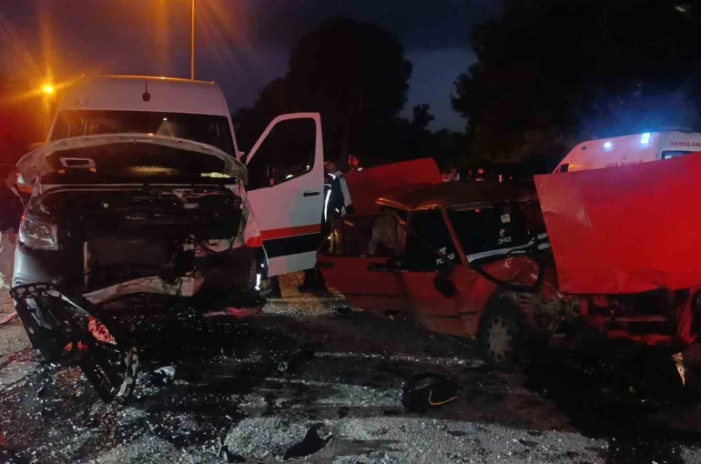 Manavgat’ta tur minibüsü ile otomobil çarpıştı: 4 yaralı 