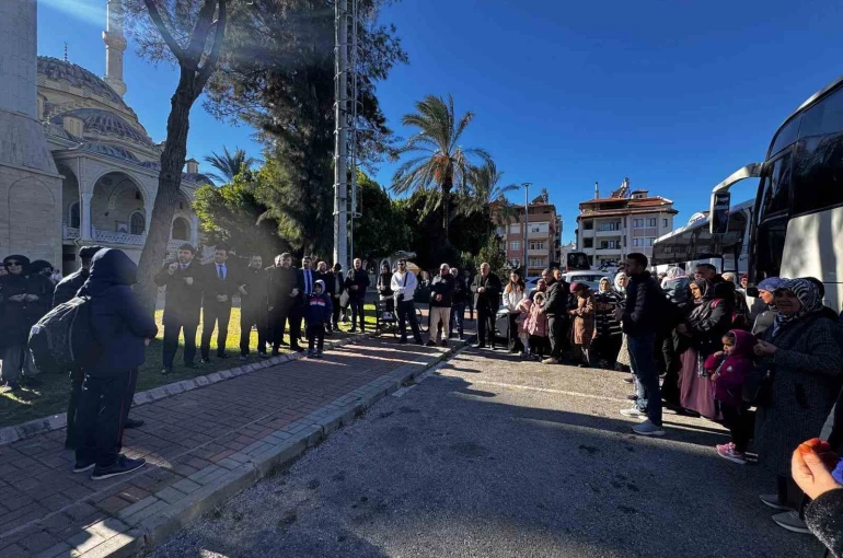 Manavgat’ta umre yolcuları dualarla kutsal topraklara uğurlandı 