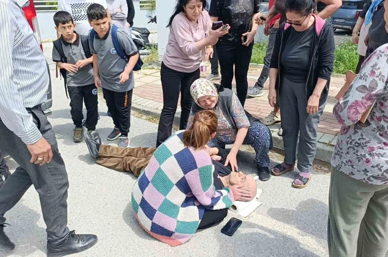Manevra yapan öğrenci servisi görme engelli yayaya çarptı, eşi gözyaşlarına boğuldu 