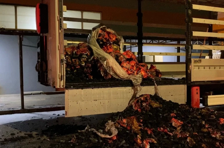 Mangal kömürü yüklü tır alev alev yandı 