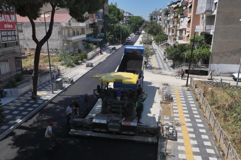 Manisa Büyükşehir Belediyesi, Salihli’de 4 caddeyi sıcak asfaltla yeniliyor