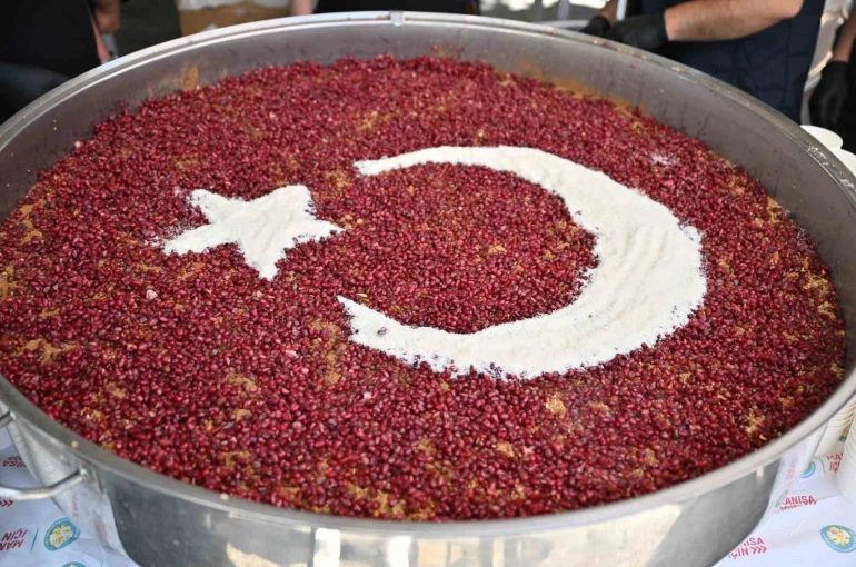 Manisa Büyükşehir’den Alaybey ve Laleli pazarlarında aşure ikramı