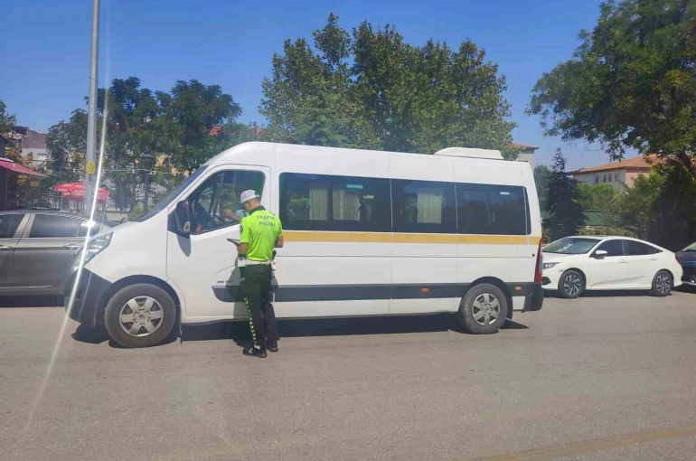 Manisa’da 2 okul servis aracı trafikten men edildi