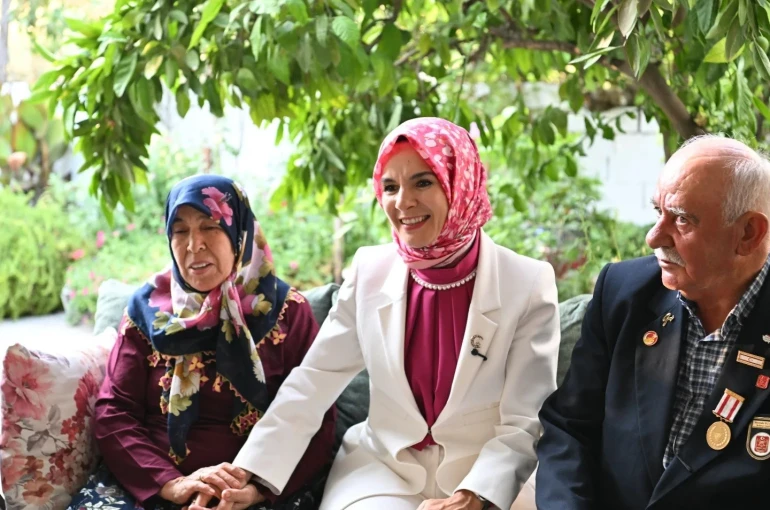 Manisa’da 48 yıllık evli çifte Bakan Göktaş’tan tebrik 