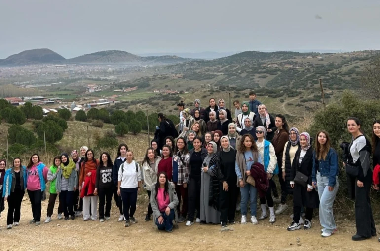 Manisa’da 61 kadın öğretmen 24 Kasım’ı Gençlik Kampında kutladı 