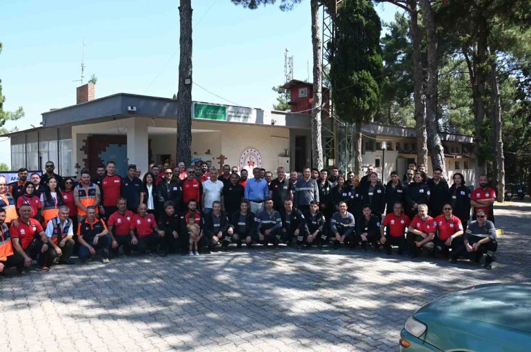 Manisa’da afet kahramanlarına akreditasyon arması takıldı 