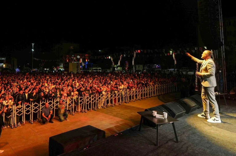 Manisa’da hıdırellez coşkusu Hüsnü Şenlendirici konseriyle zirveye ulaştı 