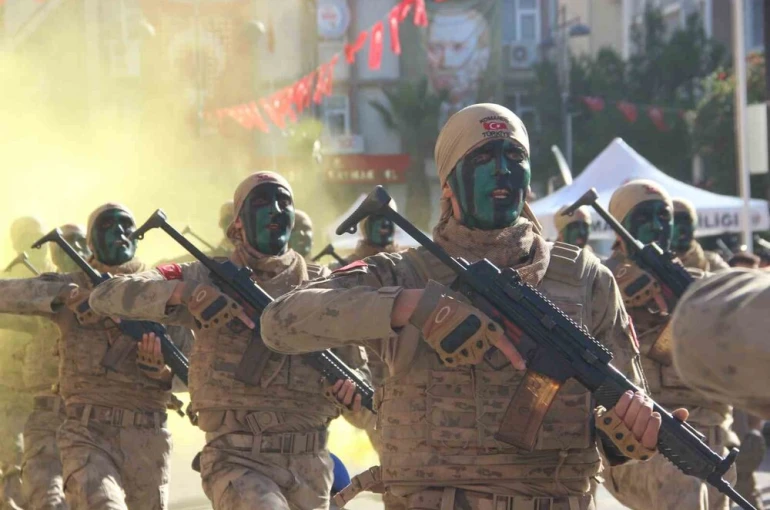 Manisa’da jandarmanın tüfekli gösterisi nefesleri kesti 