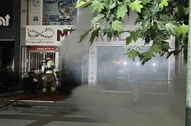 Manisa’da medikal ürünler satan iş yerinde yangın