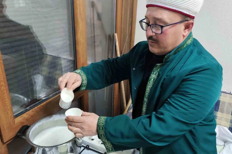 Manisa’da Miraç Kandili’nde 663 yıllık camide 80 kilo süt dağıtıldı 