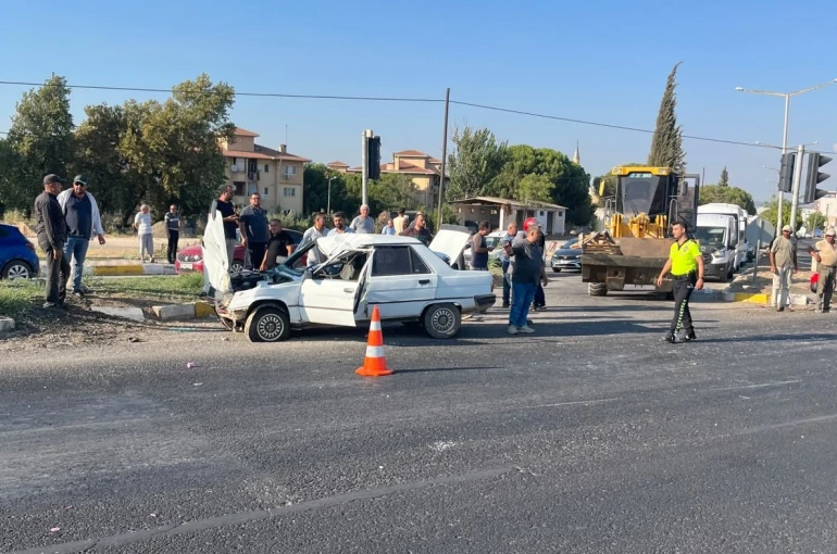 Manisa’da otomobil ile motosiklet çarpıştı: 4 yaralı