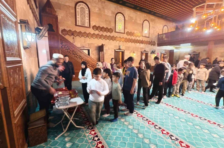 Manisa’da teravih sonrası çocuklara sürpriz 