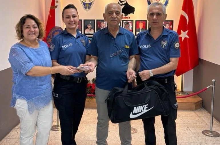 Manisa’da vatandaşın yolda bulduğu 20 bin lira sahibine teslim edildi 