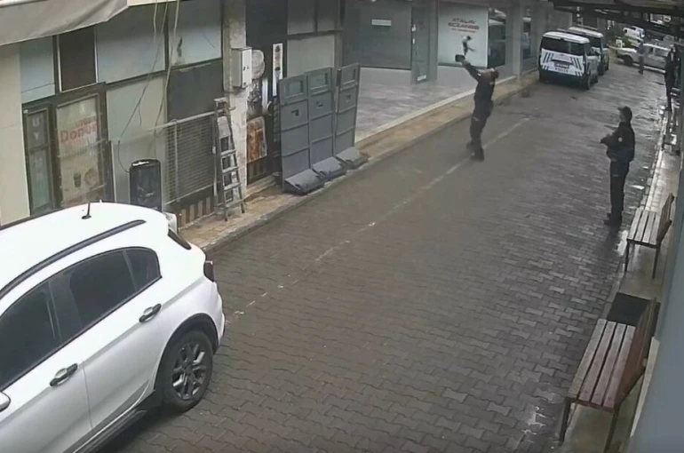 Manisa’da yürekleri ısıtan anlar: Yüksekten düşen kediyi polis yakaladı 