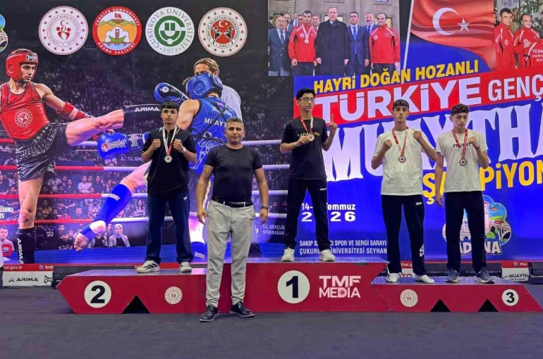 Manisalı muaythaiciler Türkiye kürsüsüne çıktı 