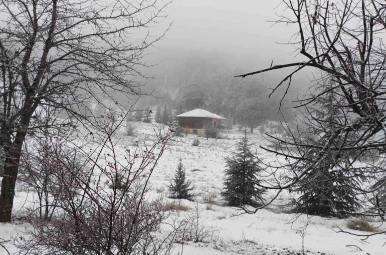 Manisa’nın yüksek kesimlerinde kartpostallık kar manzaraları 