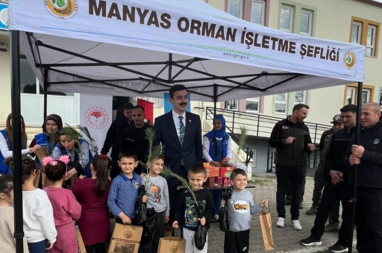 Manyas’ta Orman Haftası’nda fidanlar öğrencilere dağıtıldı 