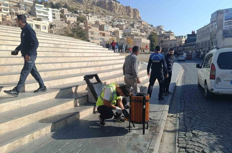 Mardin Büyükşehir Belediyesi Artuklu 1. Cadde’de çöp kovalarını yeniliyor 