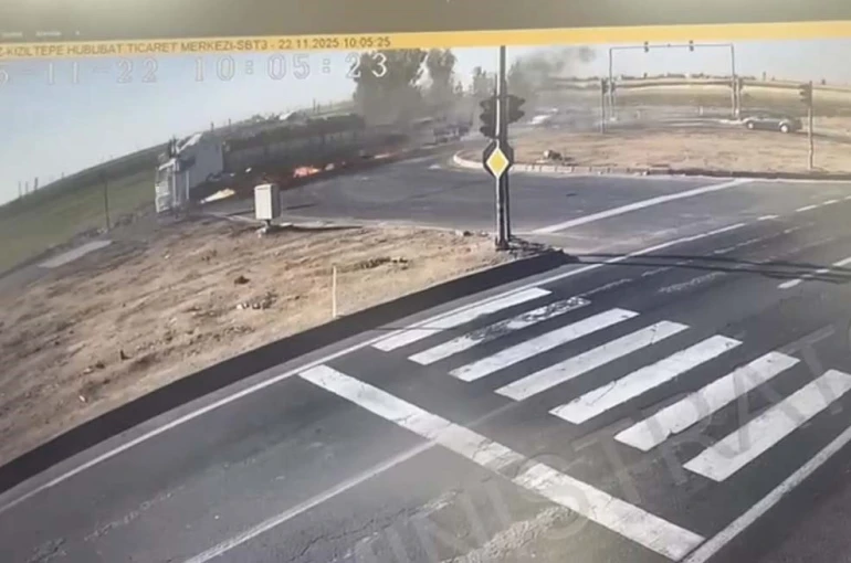 Mardin’de 2 tır ile SUV tipi aracın çarpıştığı kaza sonrası alev alan tır söndürüldü 