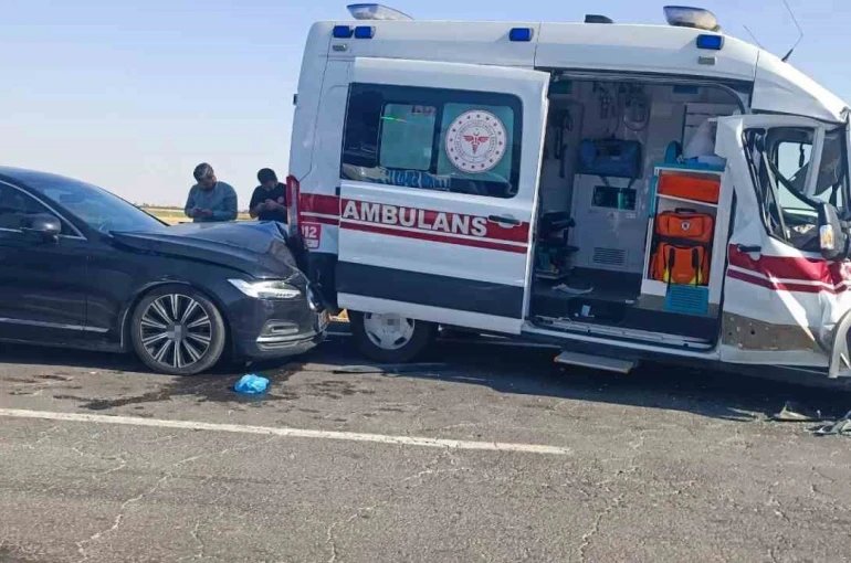 Mardin’de ambulans, tır ve otomobilin karıştığı kazada 3 kişi yaralandı