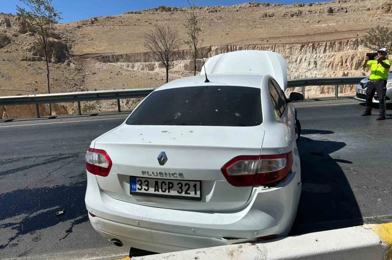 Mardin’de bariyerlere çarpan otomobilde maddi hasar meydana geldi