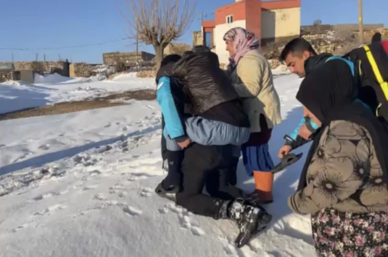 Mardin’de fedakar sağlık personeli: 84 yaşındaki hastayı sırtında taşıdı 