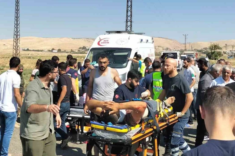 Mardin’de hafif ticari araç ile motosiklet çarpıştı: 4 yaralı