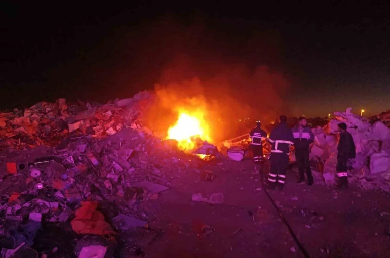 Mardin’de hurdalık alanda çıkan yangın söndürüldü 