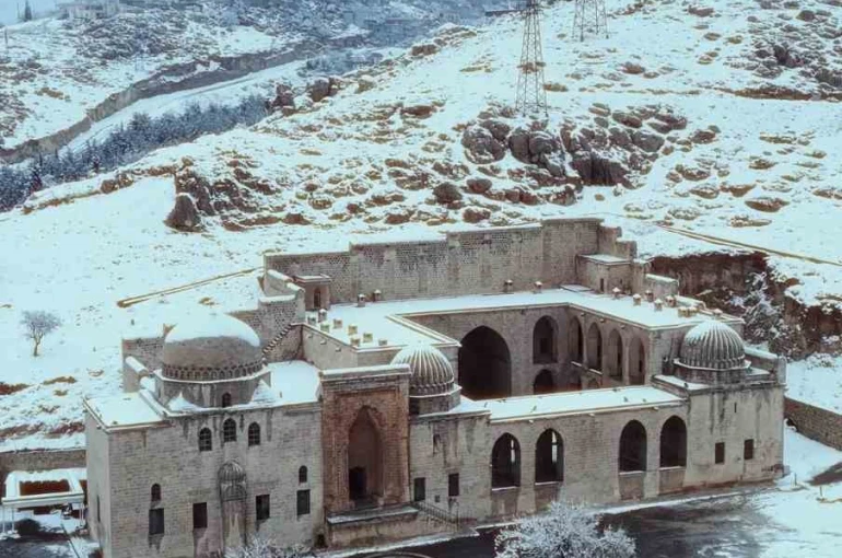 Mardin’de Kasımiye Medresesi’nin kar altındaki manzarası dronla görüntülendi 