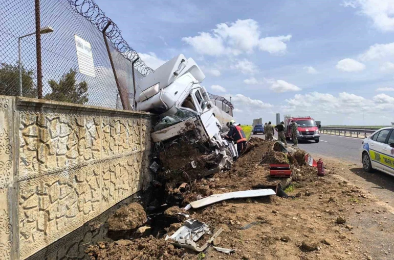 Mardin’de kontrolden çıkan yakıt tankerinin sürücüsü yaralandı 