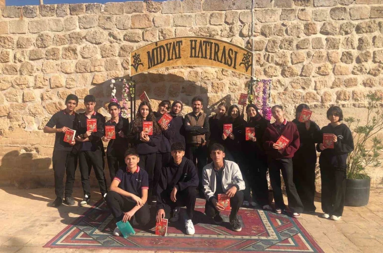 Mardin’de öğrenciler tarihi sokaklarda kitap okudu 