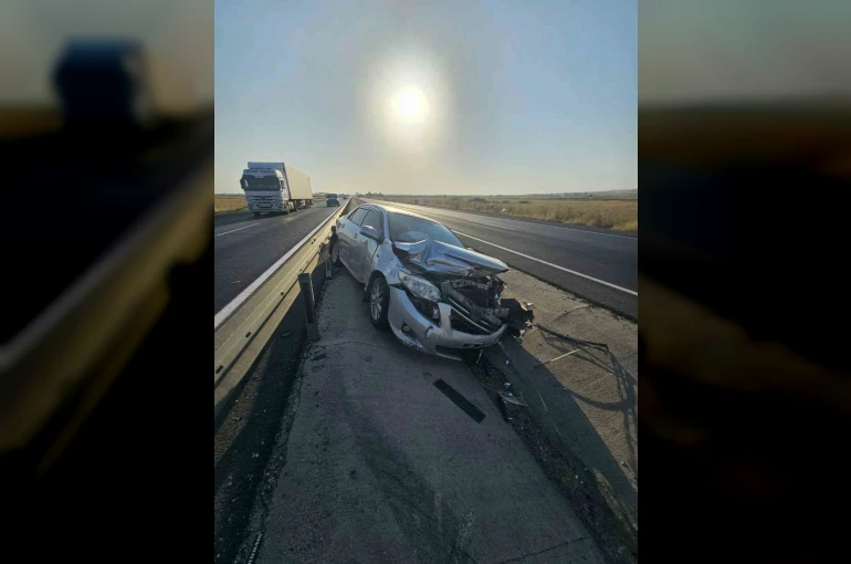 Mardin’de otomobil bariyerlere çarptı: 1 yaralı