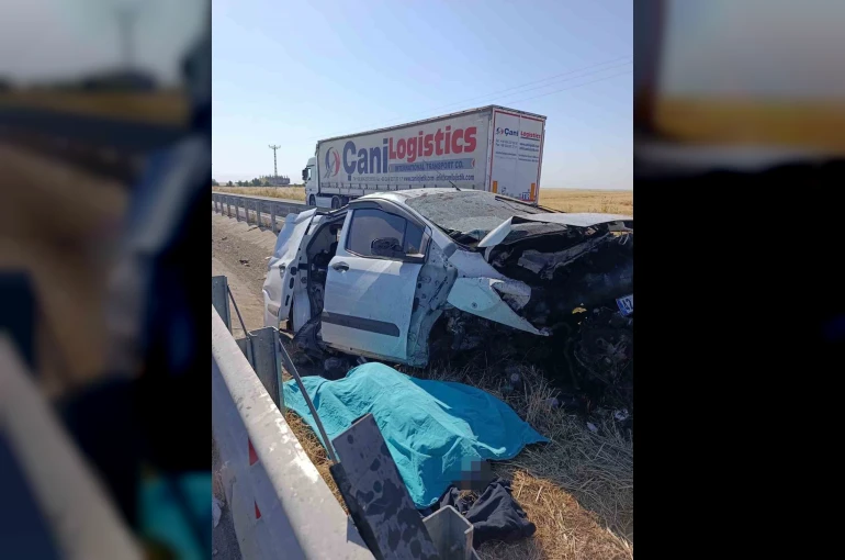 Mardin’de otomobil refüje çarptı: 1 ölü, 2 yaralı 