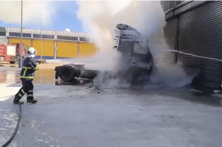 Mardin’de park halindeki tırın çekicisi yandı 