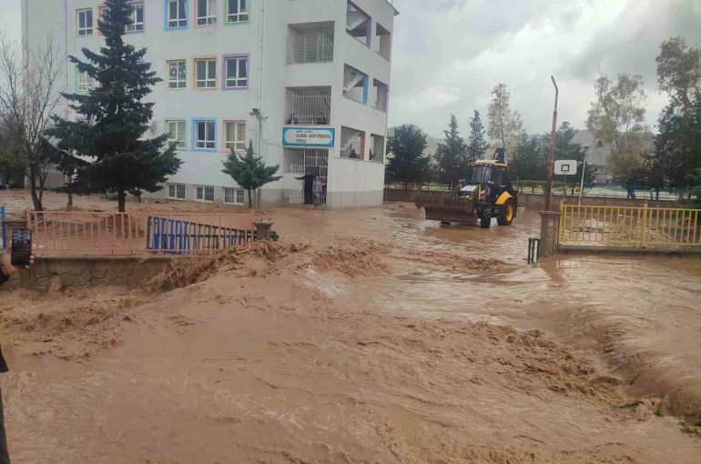 Mardin’de sağanak nedeniyle okulda mahsur kalan 75 öğrenci tahliye edildi 