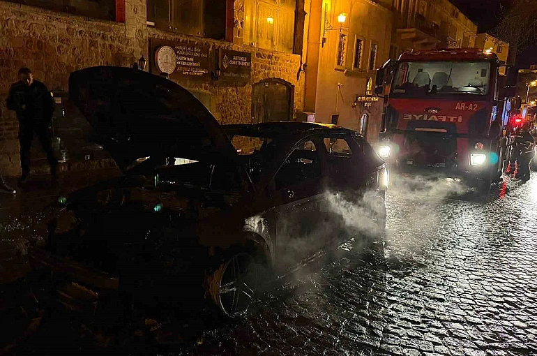 Mardin’de seyir halindeki otomobilde çıkan yangın söndürüldü 