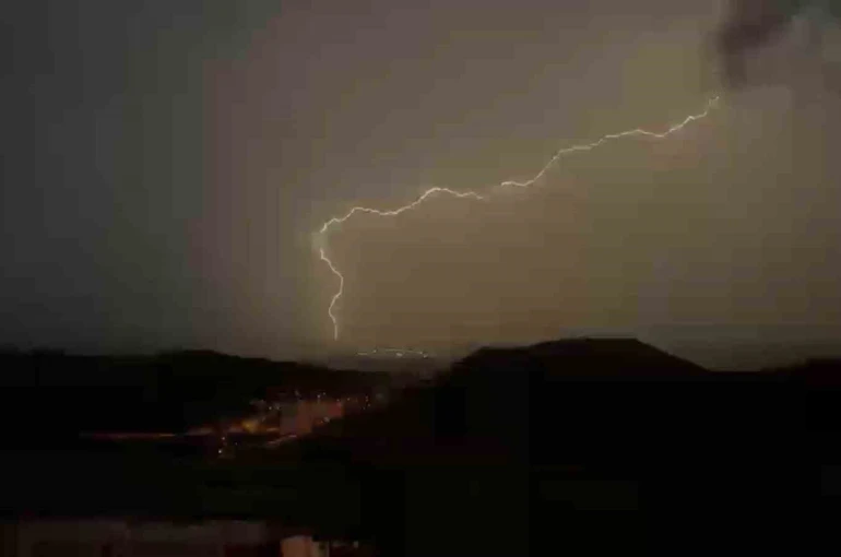 Mardin’de şimşek ve yıldırım görsel şölen oluşturdu 