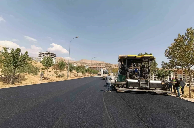 Mardin’de yol asfaltlama çalışması başlatıldı 